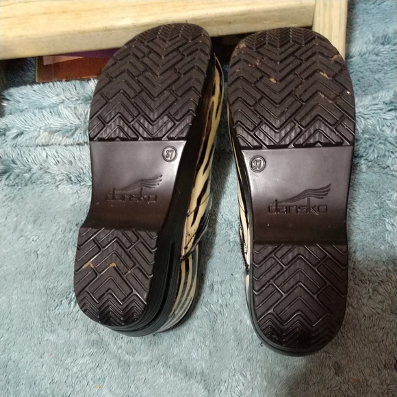 SOLD🦓🦓•Dansko🦓 Women's Clogs Size 37 Designer Zebra Stripes🦓 Patent Leather. - Picture 4 of 12